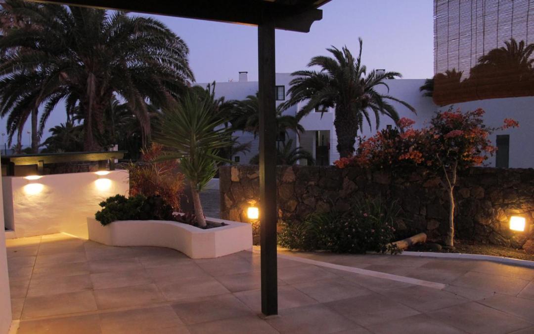 Bungalow Goa Pool View, Playa Roca Residence Sea Front Access - Free Ac - Wifi Costa Teguise Exterior photo