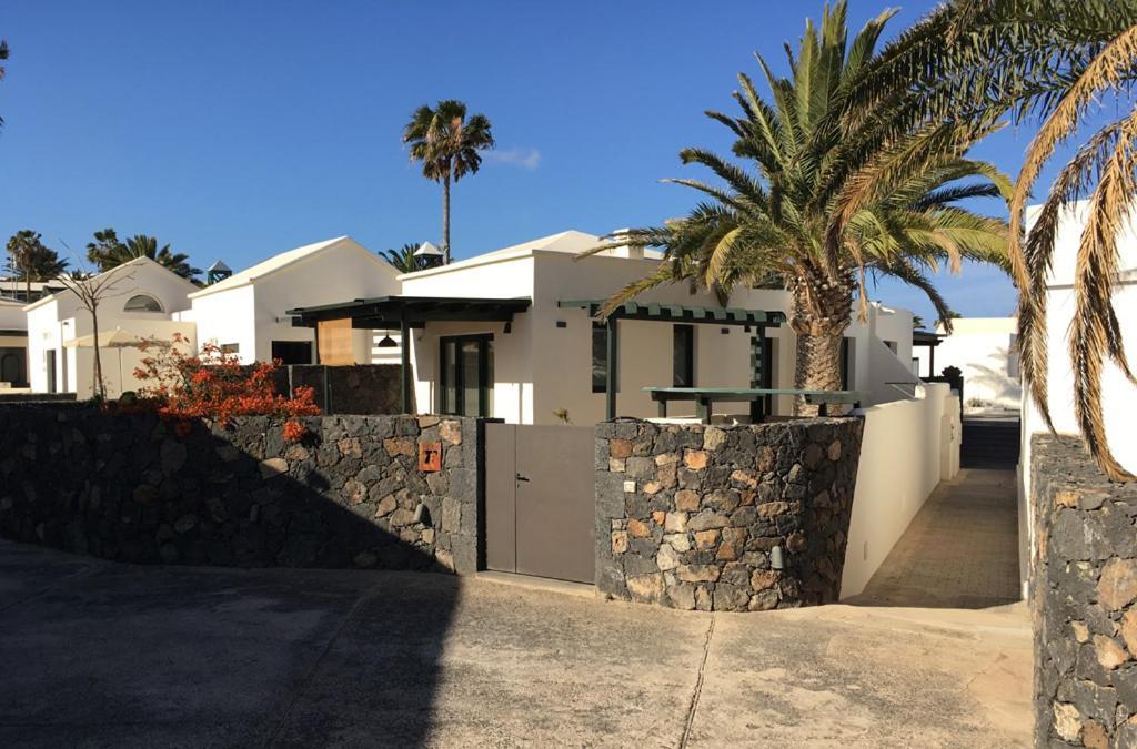 Bungalow Goa Pool View, Playa Roca Residence Sea Front Access - Free Ac - Wifi Costa Teguise Exterior photo