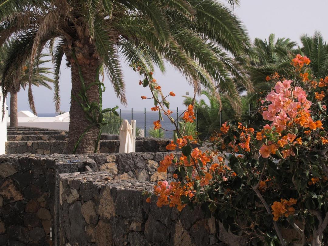 Bungalow Goa Pool View, Playa Roca Residence Sea Front Access - Free Ac - Wifi Costa Teguise Exterior photo