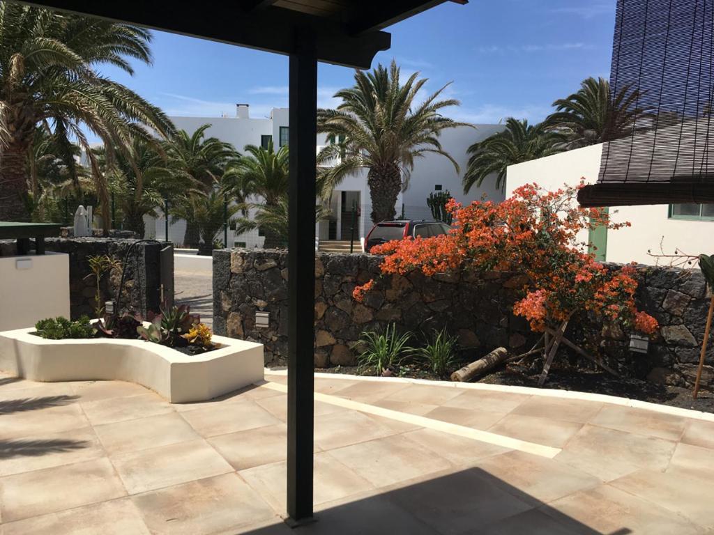 Bungalow Goa Pool View, Playa Roca Residence Sea Front Access - Free Ac - Wifi Costa Teguise Exterior photo