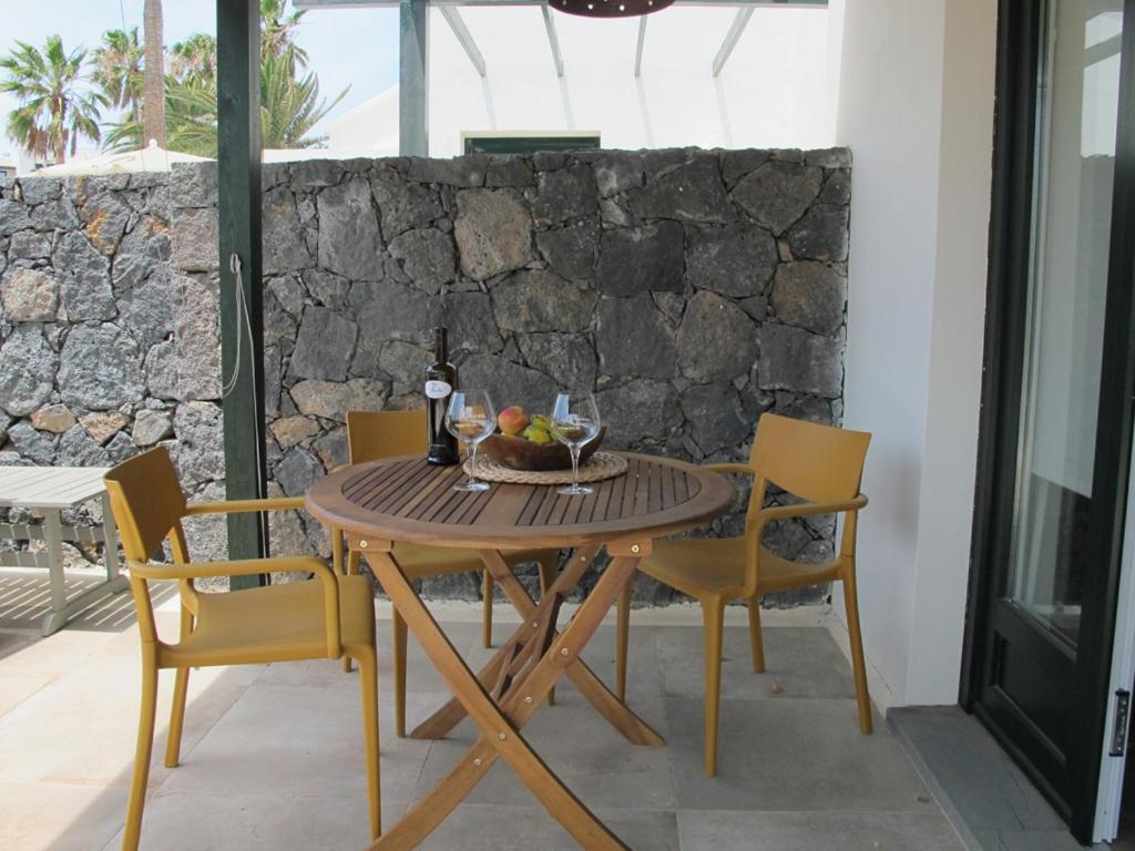 Bungalow Goa Pool View, Playa Roca Residence Sea Front Access - Free Ac - Wifi Costa Teguise Exterior photo